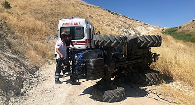 Devrilen traktörün altında kalan sürücü öldü