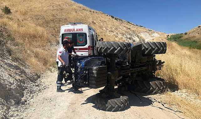 Devrilen traktörün altında kalan sürücü öldü