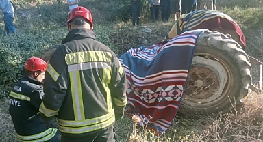 Devrilen traktörün sürücüsü hayatını kaybetti