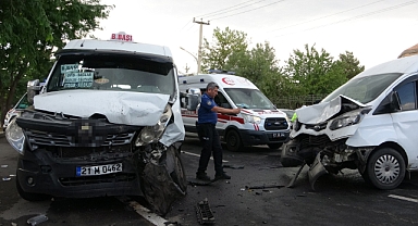 Diyarbakır’da iki minibüs çarpıştı: 8 yaralı