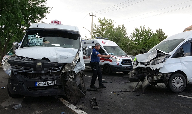 Diyarbakır’da iki minibüs çarpıştı: 8 yaralı