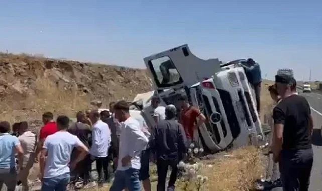 Diyarbakır-Şanlıurfa karayolunda tır devrildi!