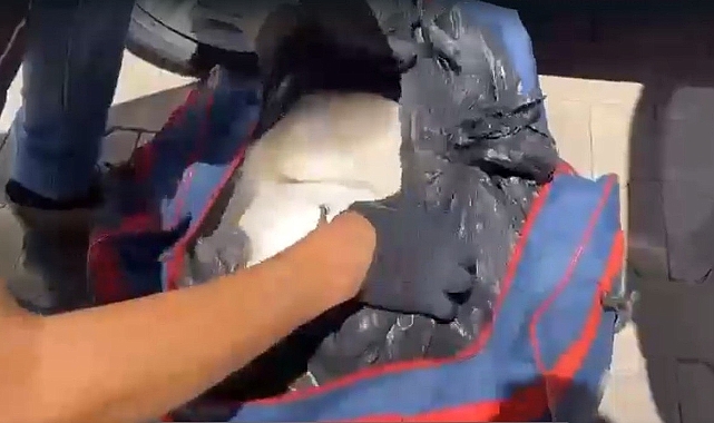 Durdurulan araçtan valiz valiz uyuşturucu çıktı