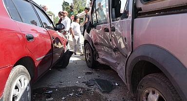 Erciş’te otomobille kamyonet çarpıştı: 3 yaralı