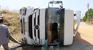 Freni boşalan park halindeki tır devrildi