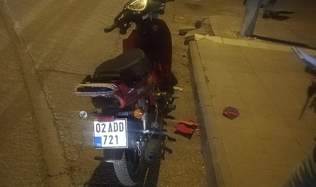 Hafif ticari araç ile motosiklet çarpıştı: 1 yaralı