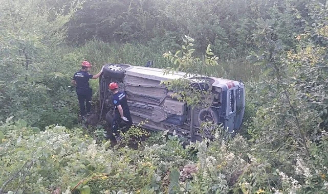 Hafif ticari araç şarampole devrildi: 6 yaralı