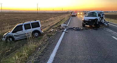 Hafif ticari araçlar çarpıştı: 3 yaralı