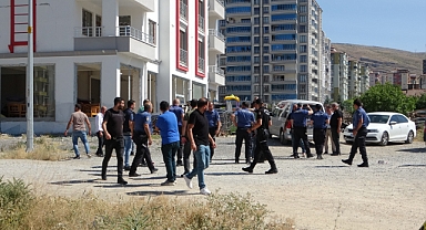 Husumetlisinin iş yerini basıp kurşun yağdırdı: 2 yaralı