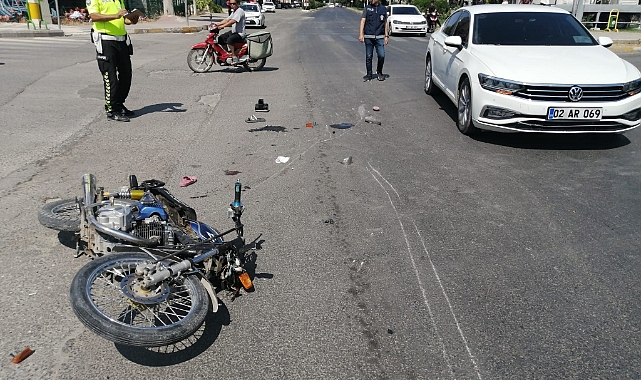 İki otomobil bir motosiklet çarpıştı: 1’i ağır 3 yaralı