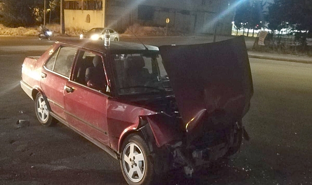 İki otomobil çarpıştı: 3 yaralı