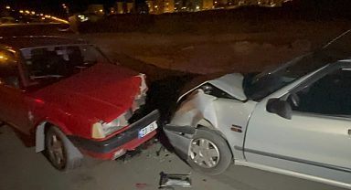 İki otomobil kafa kafaya çarpıştı