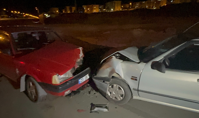 İki otomobil kafa kafaya çarpıştı