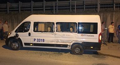 İki servis minibüsü çarpıştı: 1 yaralı