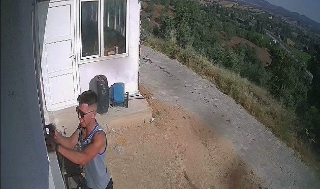 İlleri dolaşan seri hırsız, girdiği evde kıyafetini değiştirip gözlüğünü unuttu