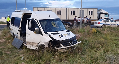 İşçi servisi ile kamyonet çarpıştı: 21 yaralı