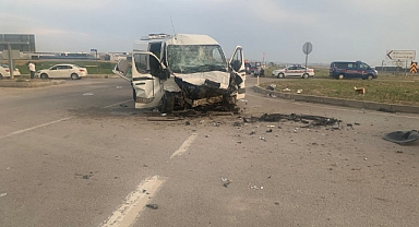 İşçileri taşıyan servis aracı kamyonla çarpıştı: 10 yaralı