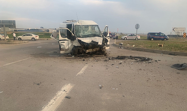 İşçileri taşıyan servis aracı kamyonla çarpıştı: 10 yaralı