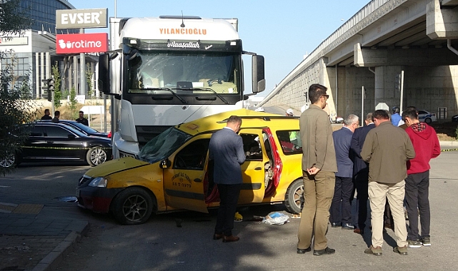 Kamyon çarptığı ticari taksiyi sürükledi: 4 ölü