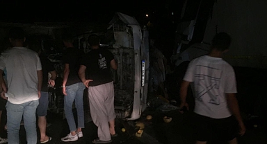 Kamyonetle tır çarpıştı, ortalık savaş alanına döndü