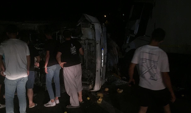 Kamyonetle tır çarpıştı, ortalık savaş alanına döndü