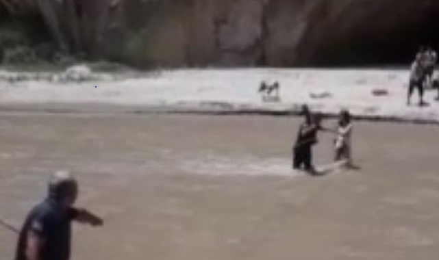 Kanyonda sular yükseldi, mahsur kalanları itfaiye ekipleri kurtardı