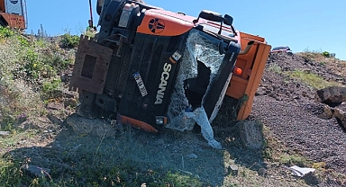 Kars'ta kamyon devrildi: 1 ölü