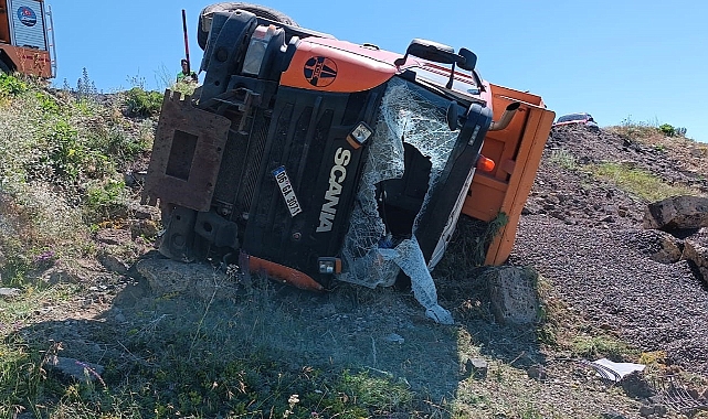 Kars'ta kamyon devrildi: 1 ölü