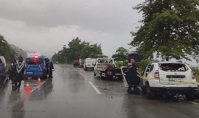 Karşı şeride geçen otomobil minibüsle çarpıştı: 1 ölü, 10 yaralı