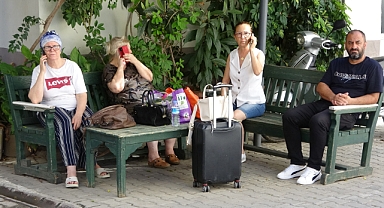 Kimi valizini, kimi bebeğini alıp sokağa koştu