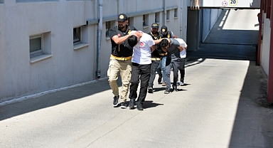 Kiraladıkları aracı götüren arkadaşlarını öldürdüler, otomobil içinde yakalandılar