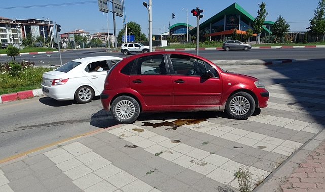 Kontrolden çıkan araç refüje çarptı: 2 yaralı