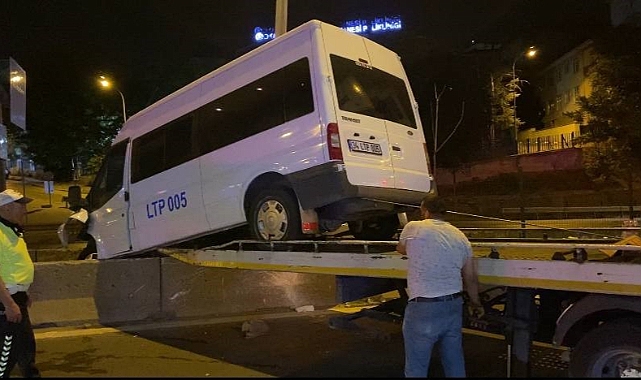 Kontrolden çıkan servis minibüsü refüje çarptı: 4 yaralı