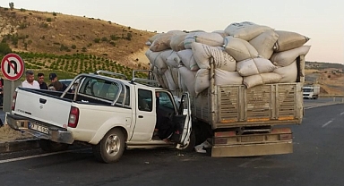 Kontrolsüz dönüş yapan kamyona kamyonet çarptı: 4 yaralı