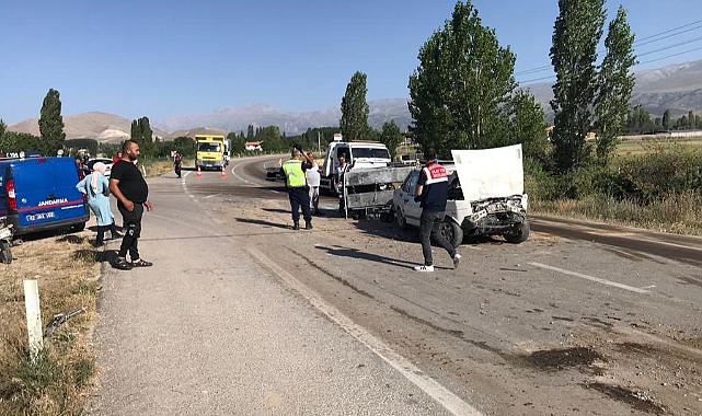 Konya'da otomobil ile kamyonet çarpıştı: 1 ölü