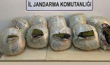 Menfez altına gizlenmiş 59 kilo esrar ele geçirildi