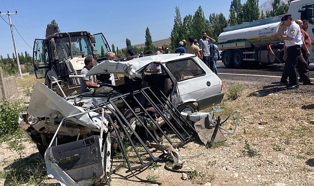 Minibüs ile otomobil kafa kafaya çarpıştı: 2 ölü, 1 yaralı