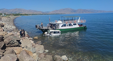 Minibüs Van Gölü’ne uçtu: 11 yaralı