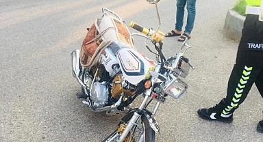 Motosiklet ile hafif ticari araç çarpıştı: 3 yaralı