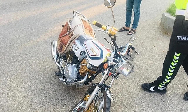 Motosiklet ile hafif ticari araç çarpıştı: 3 yaralı