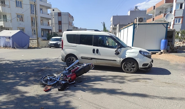 Motosiklet ile hafif ticari araç çarpıştı