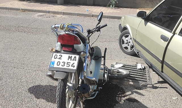 Motosiklet ile otomobil çarpıştı: 1 yaralı