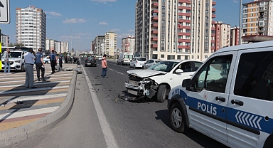 Motosikletli polis timi ile otomobil çarpıştı: 2 polis yaralı
