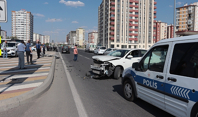 Motosikletli polis timi ile otomobil çarpıştı: 2 polis yaralı