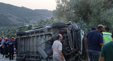 Öğrencileri taşıyan minibüs şarampole devrildi: 20 yaralı