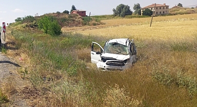 Otomobil araziye devrildi: 4 yaralı