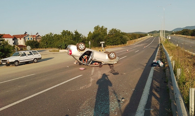 Otomobil bariyerleri aştı, karşı şeritte takla atarak durabildi: 3 yaralı