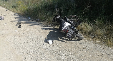 Otomobil ile motosiklet kafa kafaya çarpıştı: 1 ölü, 2 yaralı