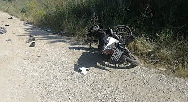Otomobil ile motosiklet kafa kafaya çarpıştı: 1 ölü, 2 yaralı