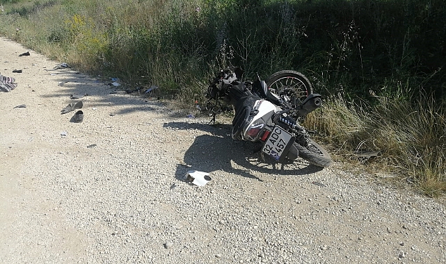 Otomobil ile motosiklet kafa kafaya çarpıştı: 1 ölü, 2 yaralı
